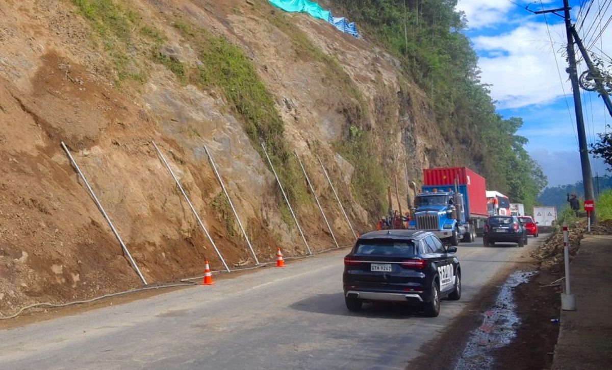 Habilitan paso doble carril en el km 83 de la vía Alóag–Santo Domingo tras limpieza de rocas